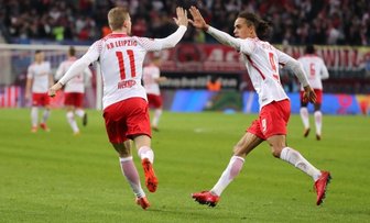 RB Leipzig atmet auf und durch - Die beiden Leipziger Torschützen klatschen ab: Yussuf Poulsen (rechts) traf zum 1:1, Timo Werner gelang später der Siegtreffer für RB.