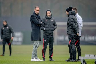 RB Leipzig auf der Suche nach sich selbst - Haben viel zu bereden: RB Leipzigs Geschäftsführer Oliver Mintzlaff (links) und Cheftrainer Domenico Tedesco (daneben). 