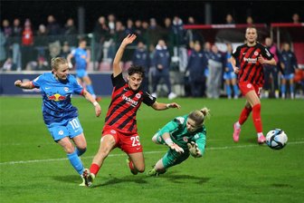 RB Leipzig: „Den Nichtabstieg sind wir schon allein unserem Trainer schuldig“ - Auch gegen Eintracht Frankfurt hat RB Leipzig sich in der Rückrunde gesteigert - und gegen den Tabellenvierten sogar 2:1 gewonnen. Hier erzielt Vanessa Fudalla (blaues Trikot) das 2:0.