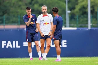 RB Leipzig: Deshalb möchte Neuzugang Sesko nicht mit Erling Haaland verglichen werden - Will sich nicht mit Erling Haaland vergleichen: Leipzigs Neuer Benjamin Sesko (li.), hier mit Trainer Marco Rose und Mitspieler Fabio Cavalho. 