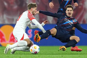 RB Leipzig: Deshalb spricht Xaver Schlager von Note 5 nach dem Heidenheim-Sieg - Christopher Lenz (li.) und Nikola Dovedan kämpfen um den Ball.