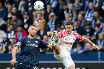 RB Leipzig: Diese Erkenntnisse gegen den VfL Bochum sollen gegen Real Madrid helfen - „Am Ende hat die Bank das Spiel entschieden“: Ivan Ordets und Christoph Baumgartner(Leipzig, re.) kämpfen um den Ball.