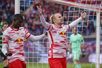 Leipzigs Emil Forsberg (r) jubelt mit Nordi Mukiele nach seinem Treffer zum 2:1 per Elfmeter. 