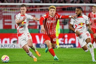 RB Leipzig: Ein Duo weckt Hoffnungen bei den Fans - Leipzigs Offensivkünstler Dani Olmo (links) und Christopher Nkunku (rechts) im Zweikampf mit dem Freiburger Ritsu Doan. 