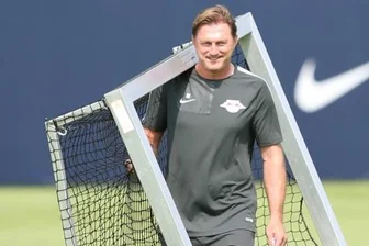 RB Leipzig: Ein neuer Stürmer und das Interesse der Anderen - RB-Trainer Ralph Hasenhüttl zeigte sich beim ersten öffentlichen Training gut gelaunt - auch wenn er nicht alle Leistungsträger im Trainingszentrum am Cottaweg begrüßen konnte.