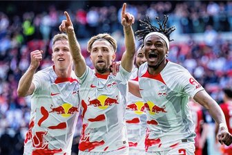 RB Leipzig exklusiv: So steht es um Olmo, Szoboszlai und Nkunku - "Die Transferausrichtung wird sich nicht verändern": Leipzigs Dani Olmo, Kevin Kampl und Mohamed Simakan (v.li.) bejubeln einen Treffer.. 