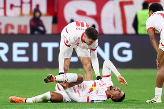 RB Leipzig geht mit Trainer Rose in die Rückrunde - Henrichs fällt lange aus - Benjamin Henrichs liegt schmerzverzerrt nach seiner Verletzung auf dem Rasen des Münchner Stadions.