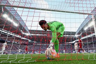 RB Leipzig: Generalprobe vergeigt, Verstärkung im Anflug - Leipzigs Torhüter Janis Blaswich holt den Ball aus dem Netz. Insgesamt "klingelte" es fünfmal RB-Kasten.
