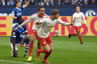 RB Leipzig gewinnt bei Schalke 04 - Yussuf Poulsen (l) und Torschütze Timo Werner von Leipzig bejubeln das 0:1. 