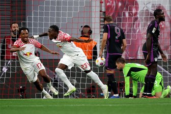 RB Leipzig holt einen Punkt im Topspiel gegen den FC Bayern - Leipzigs Castello Lukeba (2.v.li.) bejubelt sein Tor zum 2:0, nachdem der 1:0-Torschütze Lois Openda (li.) für ihn auflegte. Die Bayern schauten nur zu. 