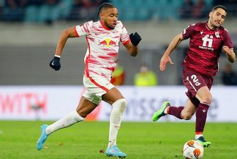 RB Leipzig im Achtelfinale der Europa League: 20 Torschüsse, aber nur zwei Treffer - Christopher Nkunku, RB-Torschütze zum 1:1 (links), hängt San SebastiansJoseba Zaldua ab. 
