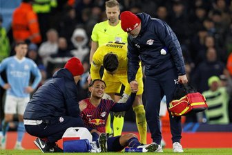 RB Leipzig: Immerhin – Xavi Simmons kann sein Handy halten - Mit schmerzverzerrtem Gesicht musste Xavi Simons gegen Manchester City vom Platz.