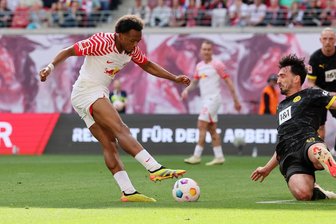 RB Leipzig lässt Dortmund keine Chance und will mehr - Alarm in BVB-Strafraum: Dortmunds Abwehrchef Mats Hummels wirft sich in einen Schuss des Leipzigers Lois Openda.