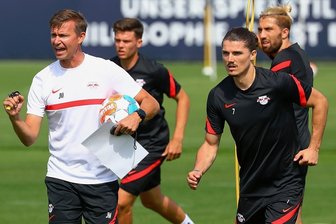 RB Leipzig: Mit Euphorie zum ersten Titel? - RB-Trainer Jesse Marsch (l.) und Kapitän Marcel Sabitzer, der nach seinem Fehlen beim Pokalspiel in Sandhausen wieder einsatzbereit ist. Um den Österreicher gibt es Gerüchte über einen Wechsel zu Bayern München. 