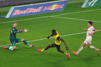 RB Leipzig: Mit Glück und Torwart Gulacsi - Wieder Retter in der Not: RB-Torwart Peter Gulacsi verhindert die Großchance von Dortmunds Torjäger Serhou Guirassy.