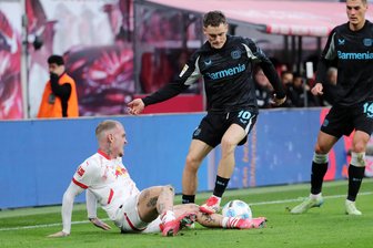 RB Leipzig moralischer Sieger im Duell mit dem Deutschen Fußballmeister - Eine der Aufreger des Spieles: Florian Wirtz tritt Nationalmannschaftskollege David Raum auf den Oberschenkel und bereitet direkt danach das 2:0 für Leverkusen in Leipzig vor. Der Schiedsrichter sah kein Foul.