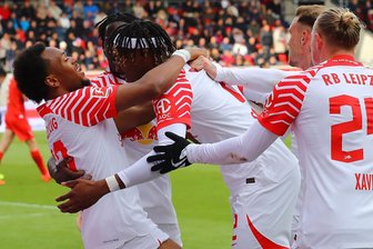 RB Leipzig nach Auswärtsstress in Heidenheim nun mit breiter Brust gegen Borussia Dortmund - Lois Openda (links), der Torschütze zum 2:1 für RB Leipzig in Heidenheim, wird von seinen Mitspielern bejubelt.