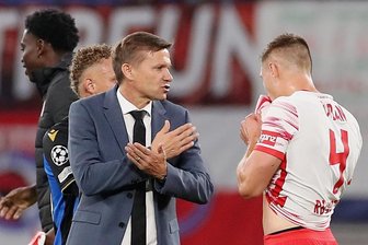 RB Leipzig nach Niederlage gegen Brügge: Neben der Personal- schwelt auch die Taktikfrage - Zufriedenheit sieht anders aus. RB-Trainer Jesse Marsch diskutiert nach dem Abpfiff mit Abwehrchef Willi Orban.