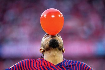 RB Leipzig öffnet Dortmund die Tür - blickt aber sorgenvoll Richtung Sommer - Mit den besten Wünschen aus München: Christopher Nkunku feiert sein Tor und grüßt seinen zweijährigen Sohn, der Luftballons liebt. 
