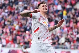 RB Leipzig schwimmt sich frei: 4:0 gegen Augsburg - Benjamin Sesko jubelt nach seinem zweiten Tor.