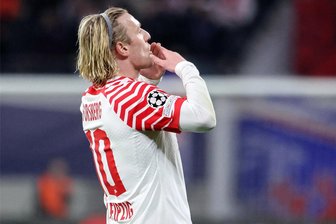 RB Leipzig: Siegtorschütze Emil Forsberg mit einem Handkuss zum Abschied - Torschütze Emil Forsberg und sein Handkuss ins Publikum. Der Schwede von RB Leipzig besorgte den 2:1-Siegtreffer.