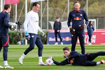 RB Leipzig: So ist die Lage beim Zweikampf der Torhüter Blaswich und Gulacsi - Lange musste Peter Gulacsi (rechts) zuschauen, wie ihn Janis Blaswich (vorn) ersetzt. Nun sind sie beide gleichauf – beide die Nummer eins.