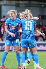 RB Leipzig: So lief das Abstiegsduell der Frauen gegen den 1. FC Köln - Mimmi Larsson („14“), Vanessa Fudalla (hinten) und Jenny Hipp bejubeln das 1:0 für Leipzig.