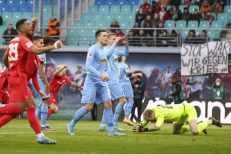 RB Leipzig trennt sich unentschieden vom SC Freiburg - Am 25. Spieltag der Bundesliga: RB Leipzig gegen SC Freiburg in der Red-Bull-Arena. Leipzigs Angelino (hinten) trifft zum 1:1, Freiburger (in blau) reagieren sichtlich enttäuscht. 