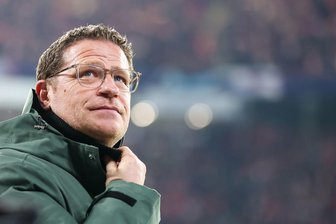 Max Eberl, Leipzigs Sportdirektor, geht vor dem Spiel durch das Stadion.