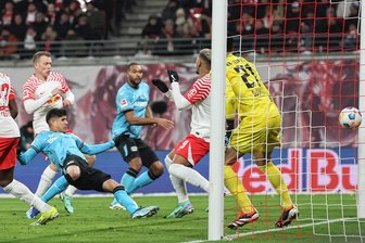 RB Leipzig verliert den Anschluss - Bayer mit dem Bayern-Dusel - Die Entscheidung in Leipzig: Leverkusens Piero Hincapie erzielt im Fallen das 3:2 für seine Mannschaft.