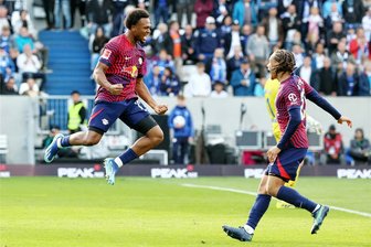 RB Leipzig: Viele Widerstände bis zum Sieg in Darmstadt - Lois Openda (li.) bejubelt mit Xavi Simons den bislang schnellsten Treffer der Leipziger Bundesligasaison.