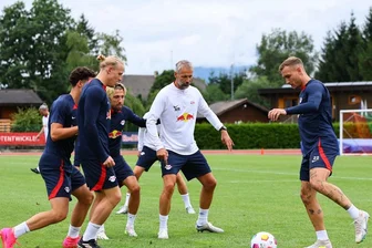 RB Leipzig vor dem Start der neuen Saison: Zurück zum Markenkern - Der Chef mittendrin: Coach Marco Rose (in Weiß) beim Trainingsspielchen in Südtirol mit Xaver Schlager, Kevin Kampl und David Raum (von links). 
