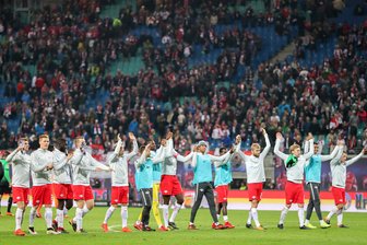 RB Leipzig wieder Bayern-Jäger - «Brutal hohe individuelle Qualität» - Leipzigs Spieler bedanken sich nach dem 2:1-Sieg über hannover bei den Fans.