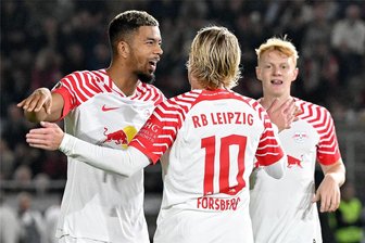 RB Leipzig: Zittersieg in Wiesbaden, Vorfreude auf die Bayern - Früh brachte Emil Forsberg (Mitte) die Leipziger im DFB-Pokal gegen den SV Wehen Wiesbaden in Führung. Dennoch entwickelte sich in der Folge ein Zitterspiel für die Sachsen - mit einem erfolgreichen Ausgang. Nun wartet der Rekordmeister. 