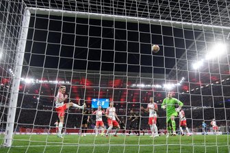 RB-Sportdirektor: "Was hat man verbrochen, dass man dieses Tor nicht zuerkannt bekommt?" - "Was hat man verbrochen, dass man dieses Tor nicht zuerkannt bekommt?": Benjamin Sesko köpft die Leipziger Führung, doch der Treffer zählt - warum auch immer -nicht.