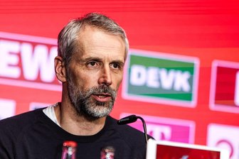 RB-Trainer Rose: Deswegen haben wir die Mauer eingerissen - Marco Rose auf der Pressekonferenz in Köln. Foto: imago