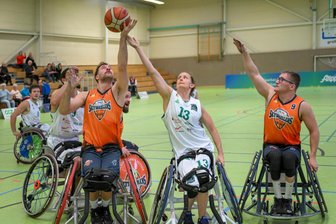 RB Zwickau: Das Topspiel gegen Frankfurt verloren und viele Erkenntnisse gewonnen - So sehr sich Spielertrainerin Marianne Buso (Mitte) und ihr Team auch streckten. Am Ende musste sich RB Zwickau dem Frankfurter Topscorer Fabian Gail (links) und Co. geschlagen geben.