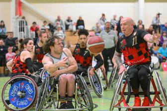 RB Zwickau: Der erste Sieg lässt weiter auf sich warten - Zwickaus Hayden Siebuhr (links) und Triers Dirk Paßiwan im Kampf um den Ball.