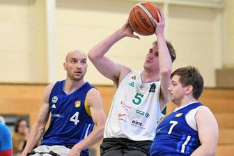 RB Zwickau: Der Neue sammelt Punkte - Thomas Barnes (Mitte) lässt sich bei diesem Wurf nicht von Frieder Taube (links) und René Schulze (rechts) aus der Ruhe bringen. 
