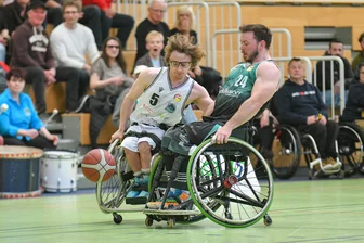 RB Zwickau gelingt auch der letzte Pflichtsieg der Saison - Lachlin Dalton (l.) wurde von den Münchenern am Samstag besonders in die Mangel genommen.