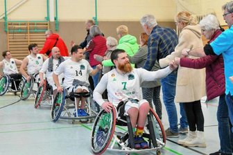 RB Zwickau hat nochmal viel vor - Edgaras Ciaplinskas, Frank Oehme, Daniel Gehse, Teemu Partanen und André Weiland (von rechts), die sich hier nach dem Sieg gegen Alba Berlin bei den Zuschauern bedanken.