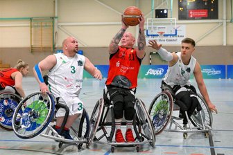 RB Zwickau setzt Achterbahnfahrt in der Bundesliga fort - Die Zwickauer Daniel Gehse (links) und Marek Wesolowski (rechts) können Triers Spielertrainer Dirk Passiwan (Mitte) nicht an einem erneuten erfolgreichen Wurf hindern.