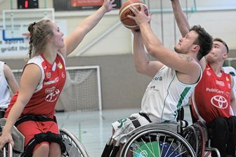 RB Zwickau sorgt früh für klare Verhältnisse - Zum Heimauftakt der 2. Bundesliga Nord hatte RB Zwickau mit den Köln 99ers II wenig Probleme. In dieser Szene kann sich Teemu Partanen trotz doppelter Bedrängnis durchsetzen.
