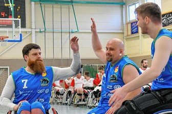 RB Zwickau und die Geschichte hinter einer verrückten "Frisur" - Zwei Wochen vor dem Spiel gegen Ulm war beim Abklatschen von Edgaras Ciaplinskas (links) und Daniel Gehse (rechts) der Bart noch dran.