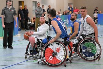 RB Zwickau: Warum der Kapitän eine Woche lang auch Cheftrainer war - Das Foto zeigt Edgaras Ciaplinskas (links) beim Bundesliga-Auftaktspiel vor 14 Tagen gegen die Thuringia Bulls. Foto: Bert Harzer