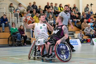 RB Zwickau: Wie ein Ex-Spieler bei der zehnten Saisonniederlage mitleidet - Teemu Partanen (links) und seine Teamkameraden von RB Zwickau fanden am Samstag gegen die Rhine River Rhinos Wiesbaden nie so richtig ins Spiel.