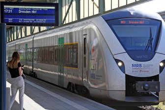 RE 3: Zugstrecke zwischen Chemnitz und Dresden bald wieder frei - Züge zwischen Chemnitz und Dresden fahren wieder durch.