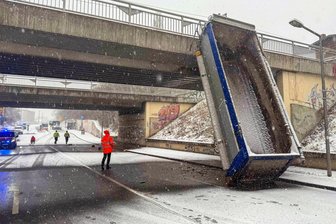 RE 6 Chemnitz – Leipzig: Streckensperrung wieder aufgehoben - Der Anhänger eines Lastwagens lehnt an einer Eisenbahnbrücke im Leipziger Stadtteil Paunsdorf. Der Lastwagen-Unfall an der Bahnbrücke sorgt für Behinderungen im Zugverkehr von Leipzig nach Chemnitz.