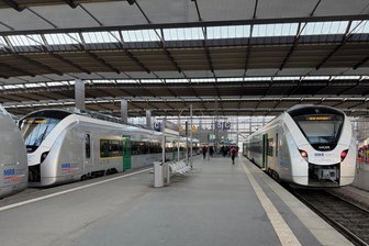 RE 6: Zweite Akkuzug-Garnitur startete heute zwischen Chemnitz und Leipzig - Zwei Akkuzüge treffen sich im Chemnitzer Hauptbahnhof: Der Zug rechts ist gerade aus Leipzig eingetroffen, der linke Zug fährt gleich nach Leipzig ab. Foto: Ingolf Wappler