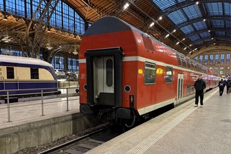 RE 6 zwischen Chemnitz und Leipzig bleibt Problemstrecke: Warum sich die Situation so schnell nicht bessern wird - Hier fehlt eine Lok: Ein Doppelstockzug ist in Leipzig Hbf abgestellt worden, weil die Lok zur Reparatur in die Werkstatt musste.
